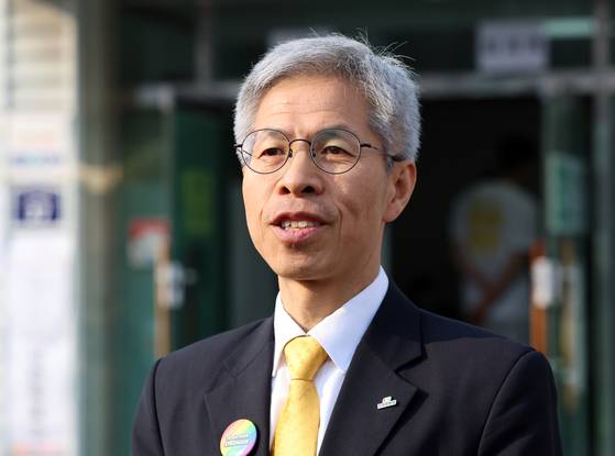 민주노동당 권영국 후보가 제21대 대통령선거 사전투표 첫날인 29일 오전 전남 여수시 주암마을회관에 마련된 사전투표소에서 투표를 마치고 발언하고 있다. 연합뉴스