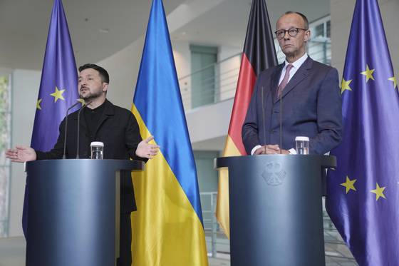 프리드리히 메르츠(오른쪽) 독일 총리와 볼로디미르 젤렌스키 우크라이나 대통령이 28일 독일 베를린에서 공동기자회견을 하고 있다. AP=연합뉴스