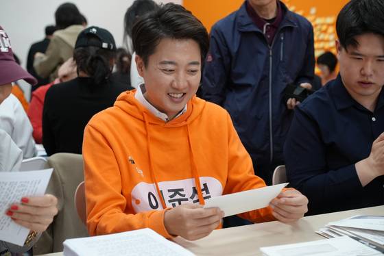 이준석 개혁신당 대선후보가 4월 27일 오후 서울 강남의 선거캠프에서 유권자들에게 보낼 손편지를 봉입하고 있다. 사진 이준석 캠프