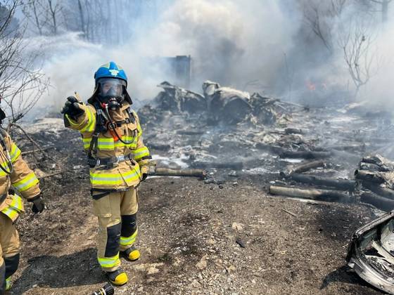 (포항=뉴스1) 정우용 기자 = 29일 오후 1시 35분쯤 경북 포항 남구 동해면 야산에 해군 해상 초계기 (P-3C)가 추락해 출동한 소방관이 진화작업을 벌이고 있다. 뉴스1