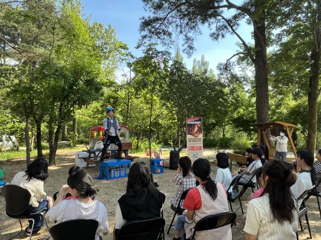 ▲ 최근 애민보육원에서 춘천 마임축제 도깨비유랑단 아마루의 ‘나의 기묘한 방’ 공연이 열려 아이들과 보육원 관계자들이 공연을 관람하고 있다(