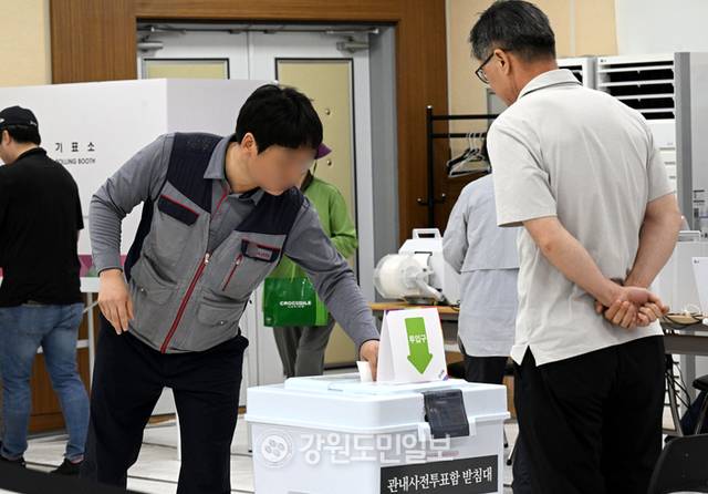 ▲ 제21대 대통령선거 사전투표가 시작된 29일 춘천 강남동사전투표소에서 유권자들이 투표를 하고 있다. 김정호 기자