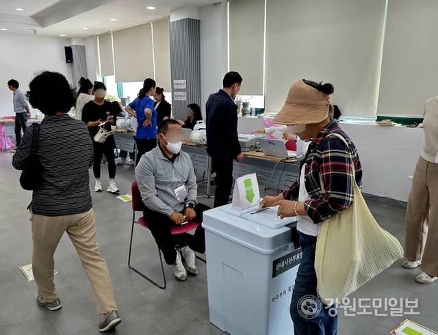 ▲ 29일 오전 강릉시 교1동 사전투표소에서 사전 투표하는 유권자들. 황선우 기자