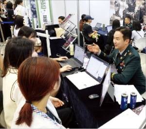28일 개막한 ‘2025 대한민국 고졸 인재 채용 엑스포’에 참가한 학생들이 육군 부스에서 부사관 임관 상담을 하고 있다.  /최혁 기자