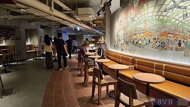 스타벅스 '광장마켓'점 2층/사진=유지희 기자