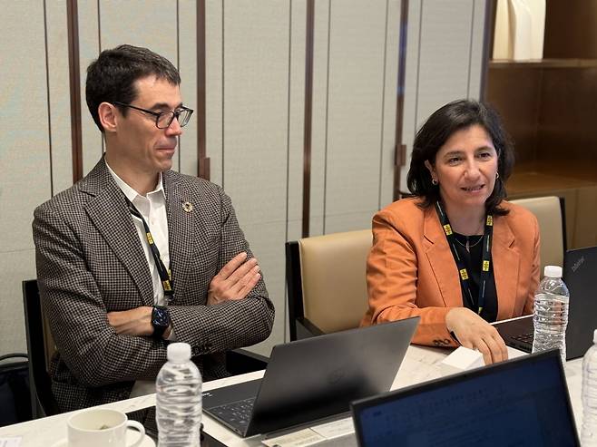 오른쪽부터 카탈루냐 관광부 라울 구에라 아시아태평양 디렉터, 크리스니타 가르가요  국제시장 디렉터