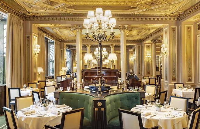 카페 드 라 페 내부. 천장에 프레스코화를 그려 넣은 것이 특징이다.  카페 드 라 페 제공