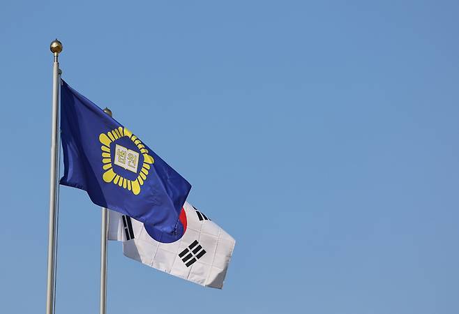 서울 서초구 대법원의 법원 깃발과 태극기가 바람에 펄럭이고 있다. 사진=연합뉴스