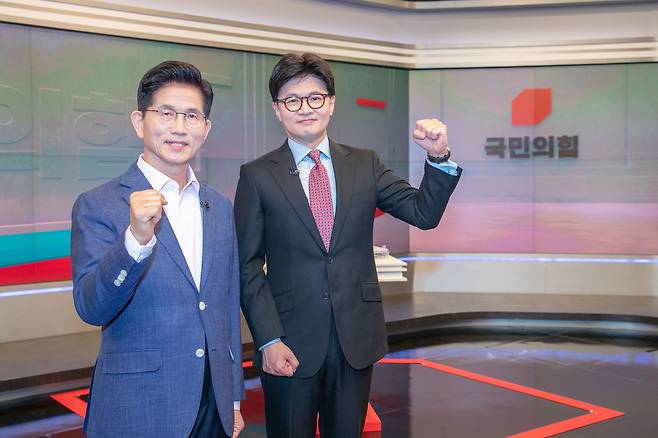 국민의힘 대선 경선 결선투표에 진출한 김문수(왼쪽), 한동훈 후보가 지난달 30일 서울 중구 TV조선에서 결승 토론에 앞서 기념 촬영을 하고 있다. 국회사진기자단