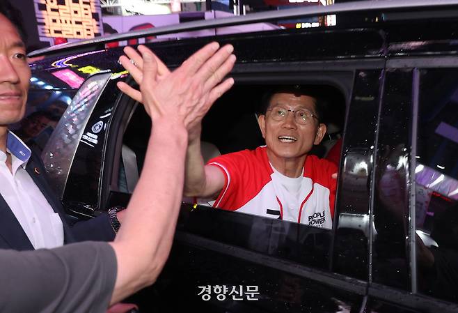 국민의힘 김문수 대선 후보가 지난 28일 오후 대구 중구 동성로에서 유세를 마치고 차량에서 지지자와 하이파이브를 하고 있다. 한수빈 기자