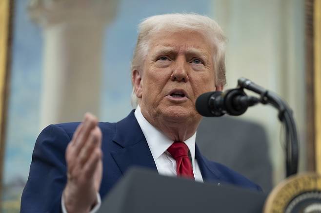 도널드 트럼프 미국 대통령이 28일(현지시간) 워싱턴 백악관 집무실에서 열린 제닌 피로 임시 워싱턴 연방검사장 취임식에서 연설하고 있다. EPA연합뉴스