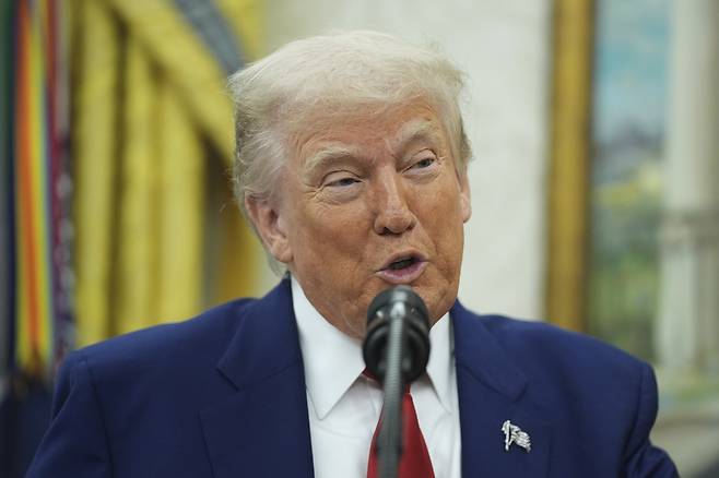 도널드 트럼프 미국 대통령이 28일(현지시간) 워싱턴 백악관 집무실에서 열린 제닌 피로 임시 워싱턴 연방검사장 취임식에서 발언하고 있다. AP연합뉴스