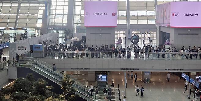 29일 인천공항 사전투표소에서 투표하기 위해 공항 이용객들이 긴 줄을 서고 있다. 박준철기자