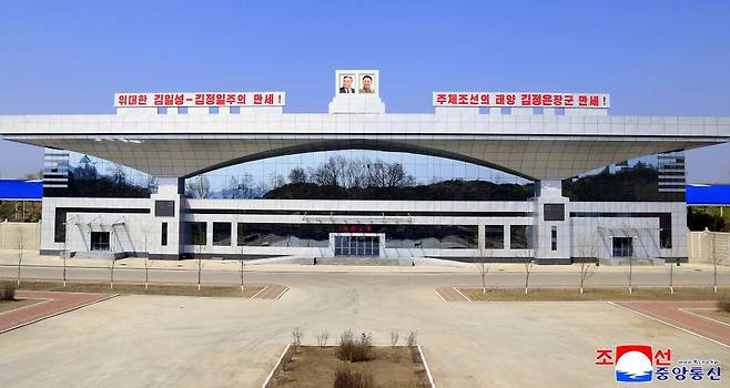 북한이 러시아와의 국경에 위치한 두만강역 개건 공사를 완료하고 지난 28일 준공식을 진행했다고 조선중앙통신이 29일 보도했다. 연합뉴스