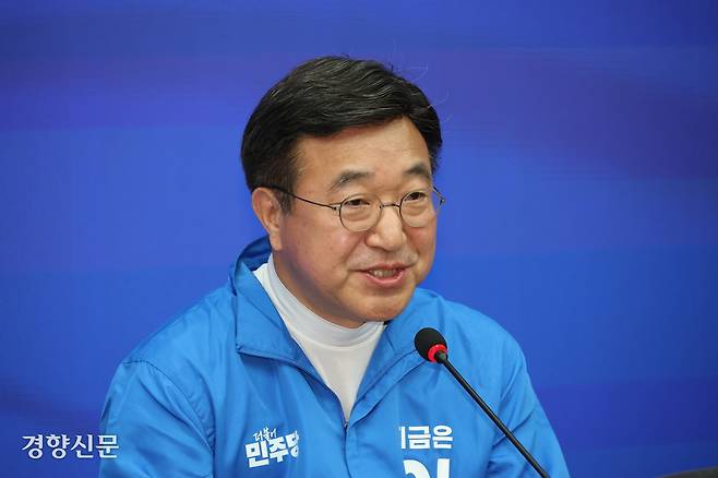 윤호중 더불어민주당 선대위 총괄본부장이 지난 27일 서울 여의도 민주당사에서 열린 총괄본부장단 회의에서 발언하고 있다. 박민규 선임기자