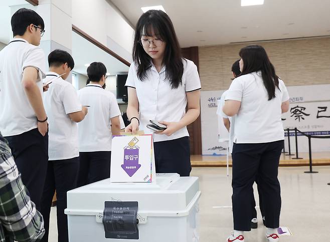 제21대 대통령선거 사전투표 첫날인 29일 경기도 수원시 장안구 연무동행정복지센터에 마련된 투표소에서 삼일공업고등학교 3학년 학생들이 투표하고 있다. 연합뉴스
