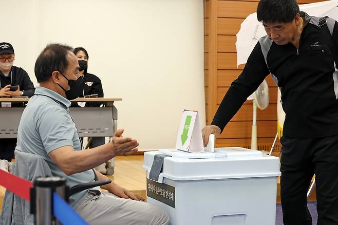 제21대 대통령 선거 사전 투표일인 29일 광주 동구 지원2동행정복지센터 사전투표소에서 한 유권자가 투표함에 투표용지를 넣고 있다. 연합뉴스