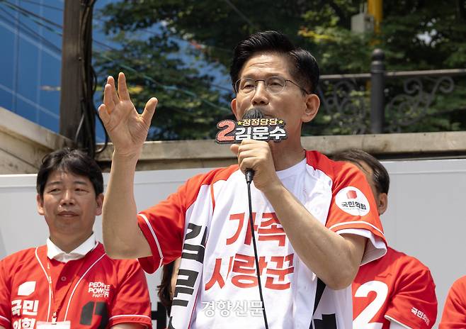 김문수 국민의힘 대선 후보가 29일 오전 인천광역시 부평구 부평문화의거리에서 열린 “대역전의 서막, 인천” 부평구·서구·계양구 집중 유세에서 지지를 호소하고 있다. 한수빈 기자