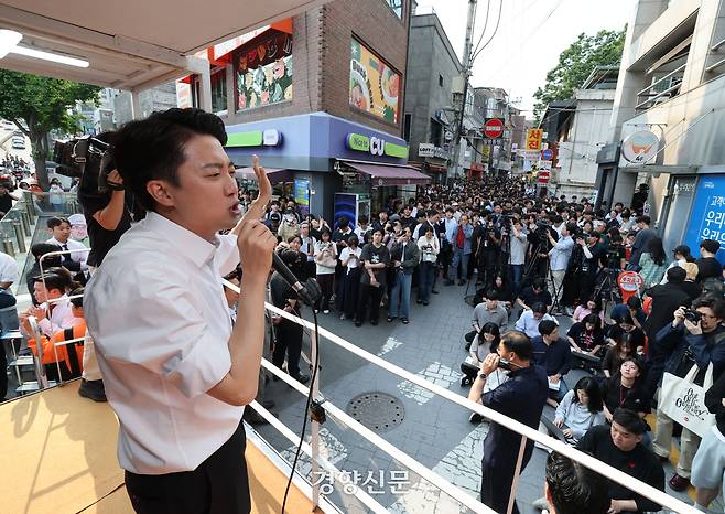 이준석 개혁신당 대선 후보가 29일 서울 성북구 고려대학교 인근에서 열린 유세에서 지지를 호소하고 있다. 성동훈 기자