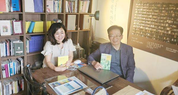 손음 시인(왼쪽)과 손증호 시조시인이 지난 22일 부산 영도구 카페이자 문학공간 영도일보에서 최근 각자 펴낸 새 작품집을 들고 환담하고 있다.
