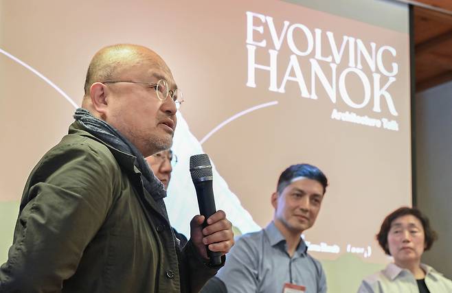 Hwang Doo-jin, director of Doojin Hwang Architects, speaks during the the roundtable session of "Architecture Talk: Evolving Hanok" on Wednesday at the Eundeok Cultural Center in Jongno-gu, Seoul. (Im Se-jun/The Korea Herald)