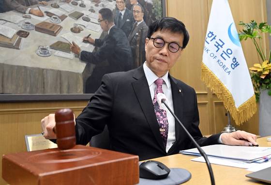 Bank of Korea Gov. Rhee Chang-yong strikes the gavel during a Monetary Policy Board meeting at the central bank’s headquarters in central Seoul on May 29. [YONHAP]