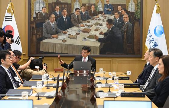 Bank of Korea Gov. Rhee Chang-yong, center, strikes the gavel during a Monetary Policy Board meeting at the central bank’s headquarters in central Seoul on May 29. [YONHAP]