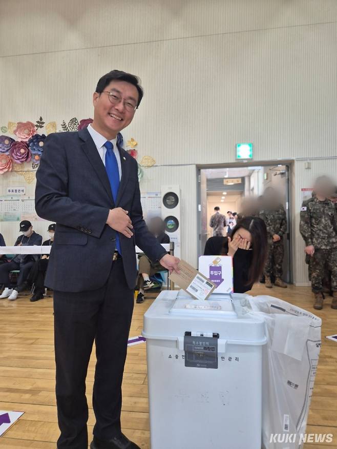 장경태 더불어민주당 서울시당위원장이 5월29일 오전 서울 용산구 한강로동 주민센터에서 사전투표를 하고 있다. 황인성 기자 &nbsp;