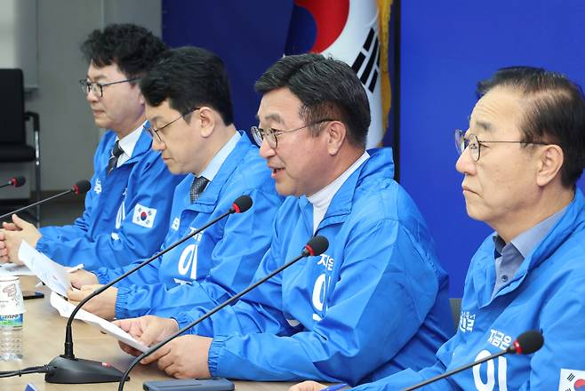 윤호중 더불어민주당 선대위총괄본부장(왼쪽 세번째)이 27일 서울 여의도 중앙당사에서 열린 총괄본부장단회의에서 발언하고 있다. 연합뉴스
