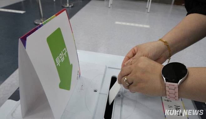 제21대 대통령선거 사전투표 첫날인 29일 강원 화천군여성회관 1층 다목적실에 마련된 사전투표소에서 유권자가 소중한 한표를 행사하고 있다.