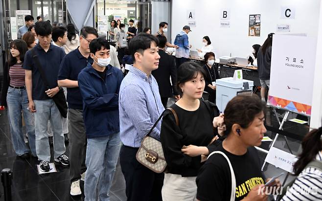 ‘남보다 앞서 소중한 한표 행사’제21대 대통령선거 사전투표 첫날인 29일 강남구 역삼1동 주민센터에 마련된 사전투표소에서 소중한 한 표를 행사하기 위해 유권자들이 길게 줄 서 있다.&nbsp;