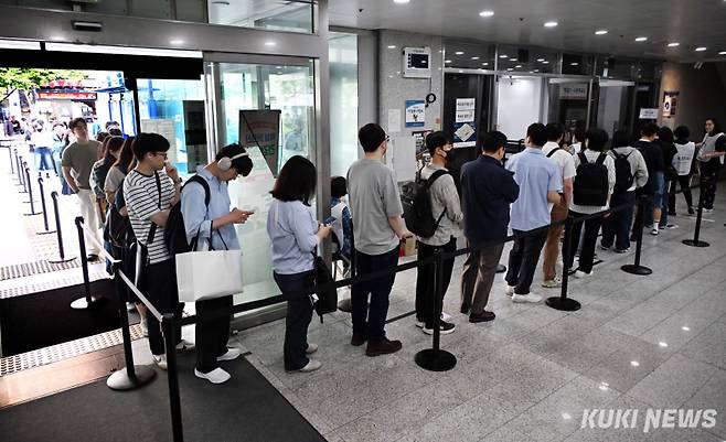 제21대 대통령선거 사전투표 첫날인 29일 강남구 역삼1동 주민센터에 마련된 사전투표소에서 유권자들이 소중한 한 표를 행사하기 위해 유권자들이 길게 줄을 서 있다.