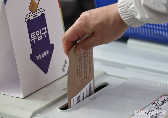 제21대 대통령 선거 사전투표 첫날인 29일 인천공항에 마련된 사전투표소를 찾은 유권자들이 투표에 참여하고 있다. 곽경근 대기자