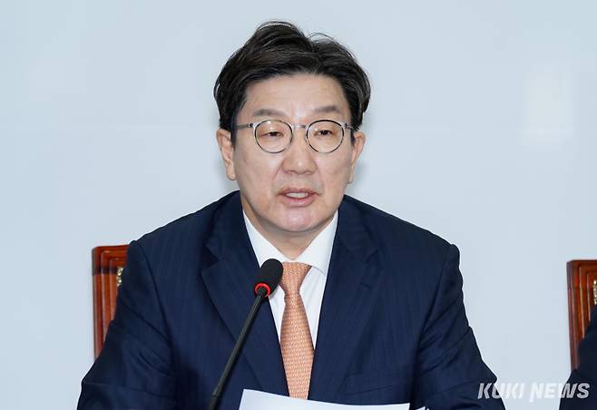 권성동 국민의힘 원내대표가 10일 서울 영등포구 국회 본청에서 열린 국민의힘 비상대책위원회의에서 발언하고 있다. 유희태 기자
