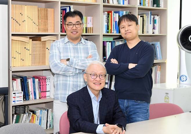 &nbsp;(뒷줄 왼쪽부터 시계방향)도일 의료융합측정그룹장, 백경민 책임연구원, 김용태 책임연구원. 한국표준과학연구원