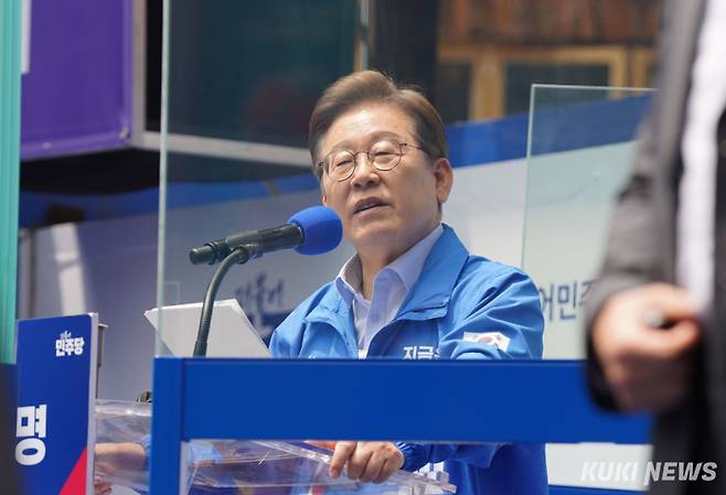 이재명 더불어민주당 대선 후보가 지난 21일 인천 남동구 구월 로데오광장에서 열린 집중유세에 참석해 발언하고 있다. 유희태 기자