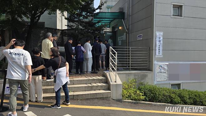 시민들이 제21대 대선 사전투표 첫날인 29일 서울 은평구 구산동 주민센터 3층 사전투표소부터 1층까지 줄을 서 있다. 임현범 기자&nbsp;