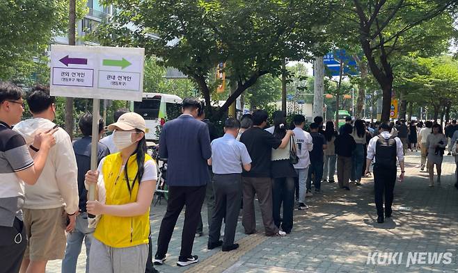 제21대 대통령 선거 사전투표 첫날인 29일 사전투표소가 설치된 서울 영등포구 여의동 주민센터 앞에 시민들이 투표하기 위해 길게 줄지어 서 있다. 양다경 기자