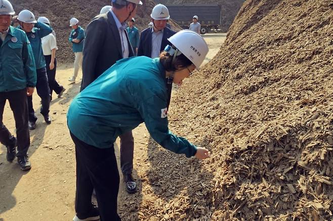 &nbsp;29일 충남 예산군 미이용산림자원화센터를 방문해 현장을 살피는 이미라 산림청 차장. 산림청&nbsp;