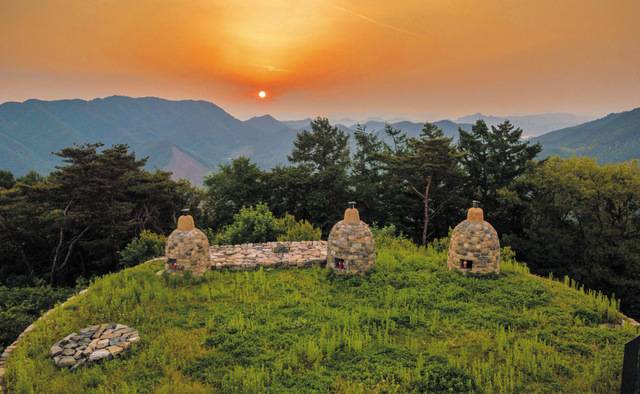 충북 충주시 살미면 향산리 대림산성 정상 봉수대 뒤로 아침 해가 솟아오르고 있다. 괴산 연풍의 주정산 봉수와 충주 대소원면의 마산 봉수를 연결하던 곳이다. 이곳에서 조망하는 충주 시내 야경도 일품이다.