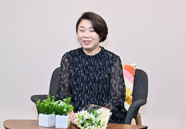 김영아 그림책심리성장연구소장이 최근 서울 여의도 국민일보 스튜디오에서 어릴 적 열등감을 극복하고 상처를 회복하게 된 과정을 설명하고 있다. 장진현 포토그래퍼