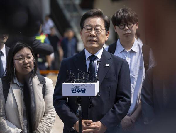 더불어민주당 이재명 대선 후보가 29일 서울 서대문구 신촌동 주민센터에서 사전투표를 마친 뒤 취재진의 질문에 답하고 있다. 연합뉴스