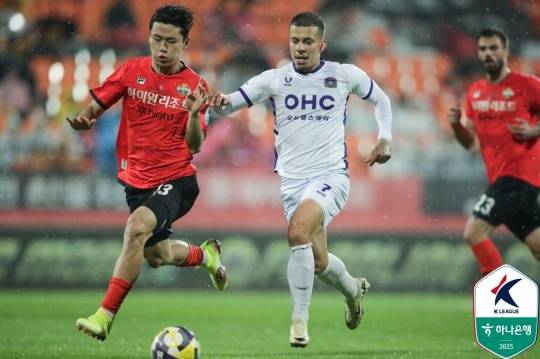 드리블하는 안양 마테우스(가운데). 사진[연합뉴스]