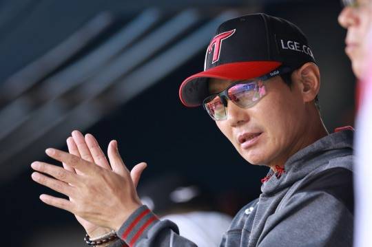 손뼉 치는 염경엽 감독. 사진[연합뉴스]