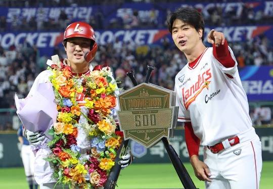 김광현과 기념촬영하는 ‘500홈런’ 최정. 사진[연합뉴스]