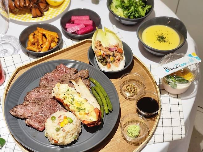 랍스터와 살치살이 나온 구내식당 특식 [사진제공=헥토그룹]