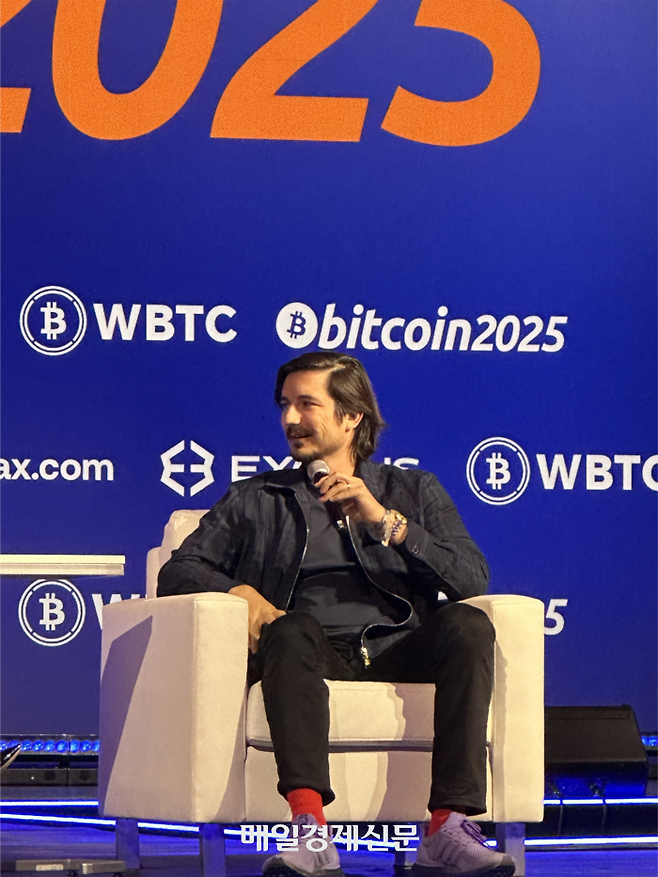 비트코인 2025에서 발언하고 있는 블라디미르 테네브 로빈후드 공동창업자 겸 CEO. <이종화 기자>