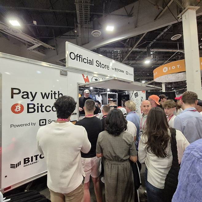 "지갑은 필요 없어요" 비트코인 2025 기념품숍에서 비트코인으로 기념품을 구입하기 위해 사람들이 줄을 서 있다.  라스베이거스 이종화 기자