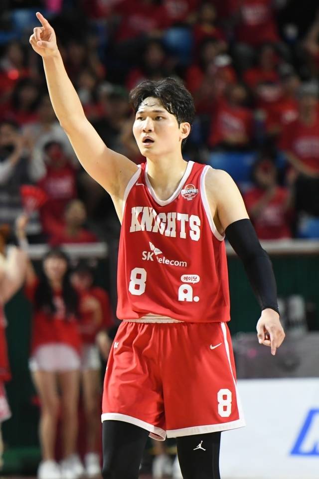 SK는 KBL 최고 수준의 포워드이자 지난 시즌 MVP인 안영준과 계약기간 5년, 보수총액 7억 5천만원(연봉 5억 2500만원, 인센티브 2억 2500만원)에 FA 계약을 체결했다고 발표했다. 사진=KBL 제공