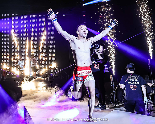 초대 ONE 밴텀급 챔피언 김수철이 2024년 4월 일본 도쿄 아리아케 아레나 라이진 46에 입장하고 있다. 김수철은 제4대 로드FC 페더급/밴텀급 챔피언도 지냈다. 사진=RIZIN FF